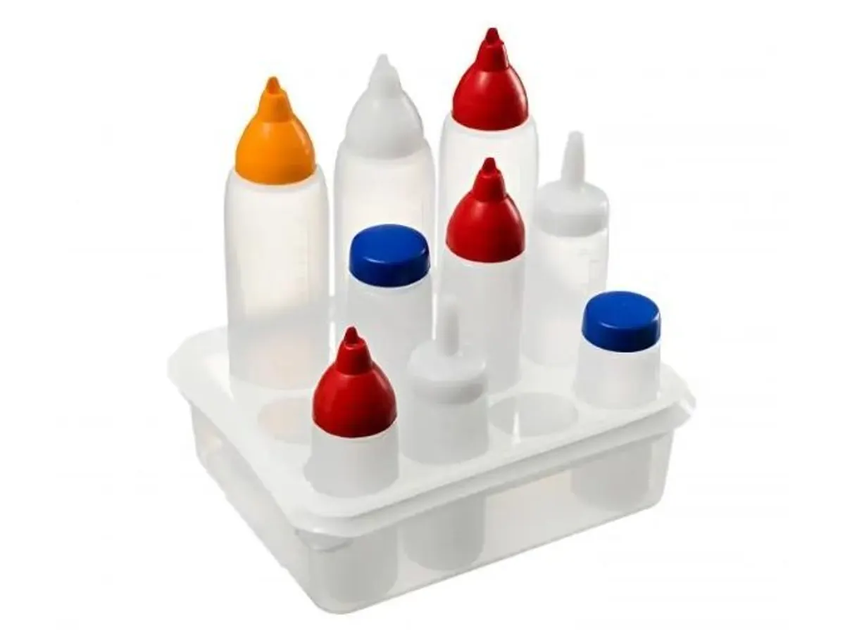 Mērču pudeles-dozatori organizatorā